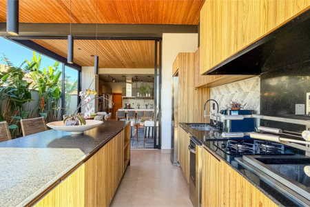 Indaiatuba - HOME DESIGN - Casa Térrea - Condomínio Paradiso - 420 m² de terreno - 307,19 m² de área construída - 3 suítes completas, sendo 1 master com closet planejado e banheira de imersão - Sala de TV reversível para 4ª suíte - Sala de estar ampla e varanda gourmet integrada - Cozinha com móve