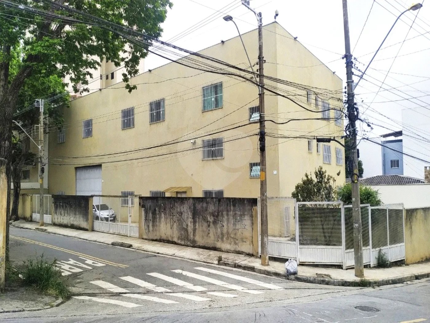 Galpão com 1155m² , 6 banheiros , sendo 2 vestiários , atualmente com 13 vagas , podendo chegar a 17 , à venda na Vila Principe de Gales em Santo André.
