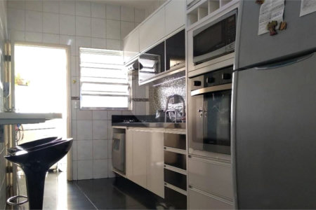 Apartamento com três dormitórios no Bom Retiro.