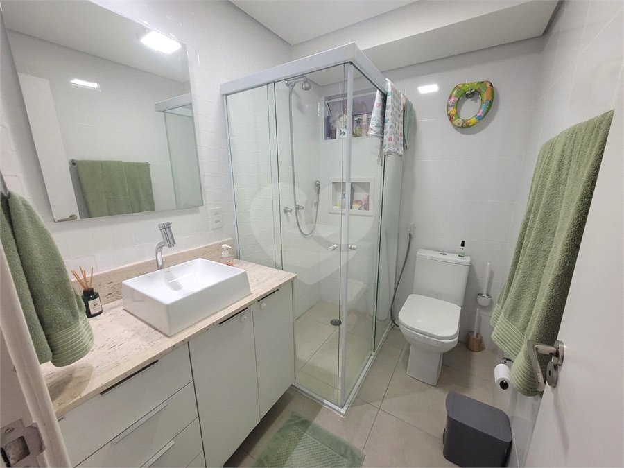 Apartamento de 03 dormitórios totalmente reformado com 02 vagas de Garagem escrituradas e livres.