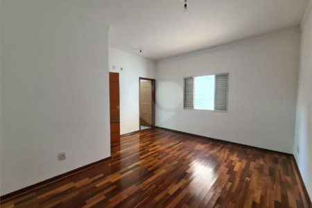 Casa à venda com 3 dormitórios, sendo 1 suite e ampla área de lazer no Jardim Brasil