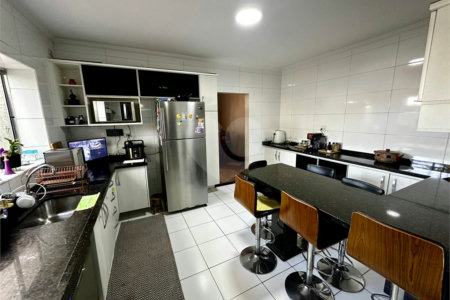 Casa com Piscina e Churrasqueira | 2 Suítes | Edícula | 3 Vagas | 275m²