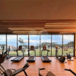 Indaiatuba - Condominio Villa Sapezal - 318 m² de Terreno - 230 m² de Área Construída - 3 suítes, sendo 1 Master com closet planejado - Sala de TV - Sala de estar integrada à Sala de jantar - Cozinha com móveis planejados - Despensa - Escritório planejado - Lavabo - Piscina com preparação para aquec