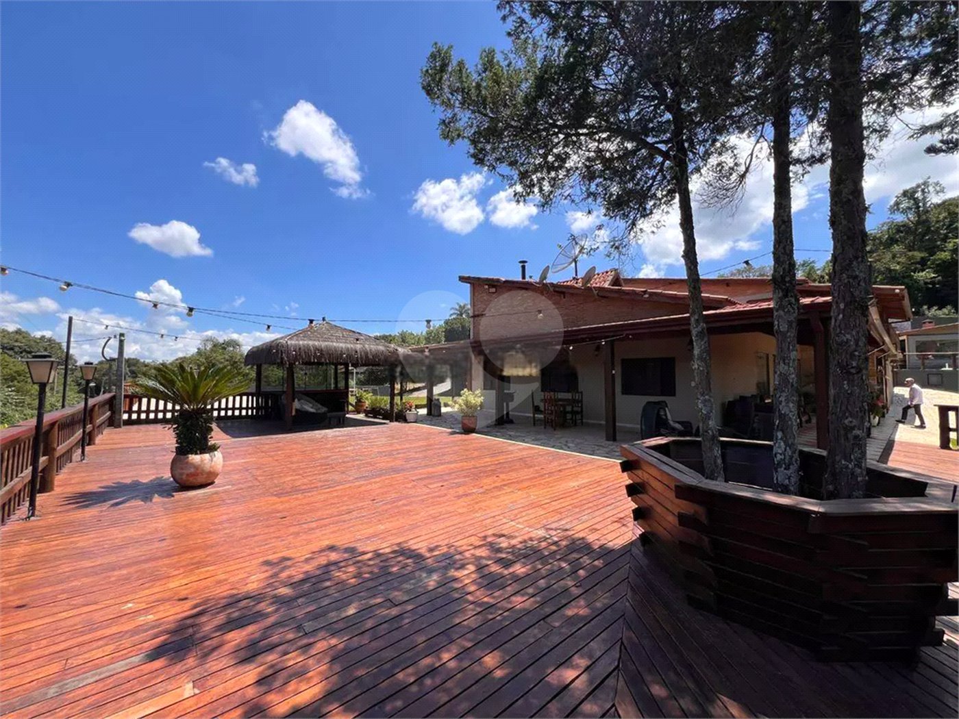 Chácara com excelente infraestrutura, contendo casa com 8 dormitórios, 900 m² de área construída, área total de 3000m², piscina adulto e infantil, churrasqueira, quadra gramada de futebol - Rio Acima - Atibaia/SP 900 m² Área construída 3.000 m² Área do terreno
