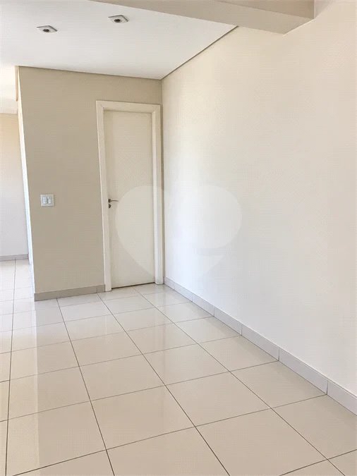 Cobertura de 255 m² com 3 dormitórios, 1 suíte, cozinha planejada, 2 vagas e área gourmet com churrasqueira.