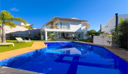 Casa à venda ou para alugar com 3 suítes no condomínio Figueira Garden, Atibaia - SP