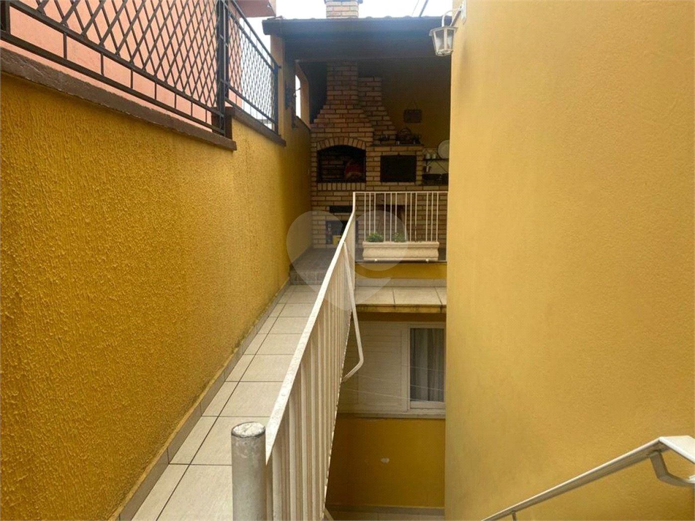 Sobrado à venda com 150 metros de área util e possui 3 dormitórios, sendo 1 suíte.
