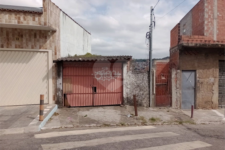 Terreno com 6 casas em 293m² de área total.