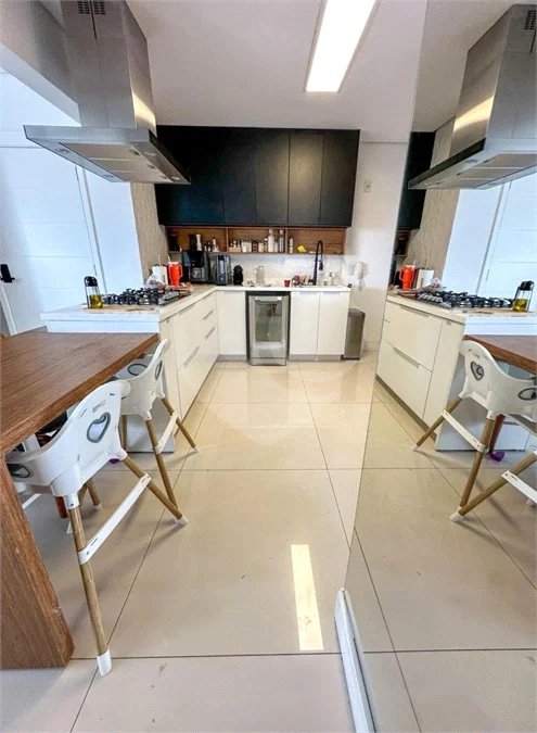 Apartamento de 106 m² no Auge Home Resort, porteira fechada, com 3 dormitórios, 1 suíte, varanda gourmet, 2 vagas, depósito e lazer completo.