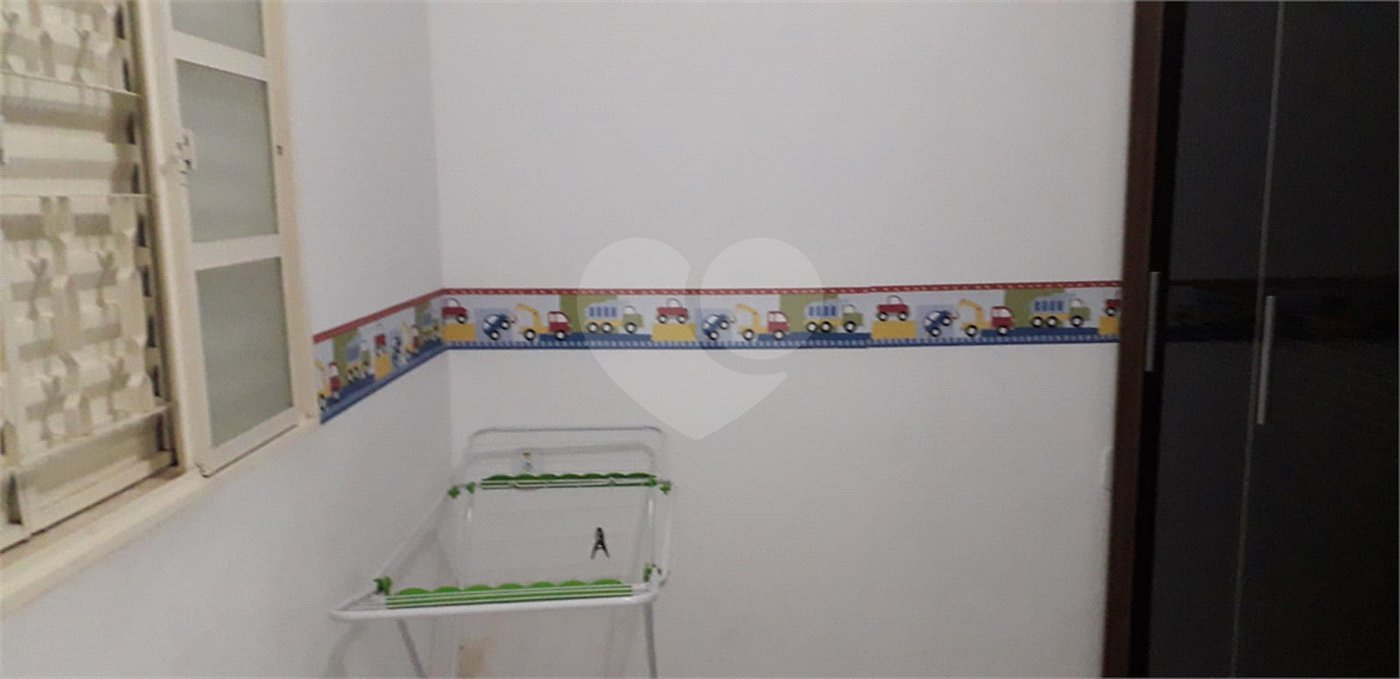 Casa térrea com 3 dormitórios, sendo 1 suíte.
