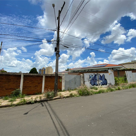 Terreno com 1.107,00 de área total.