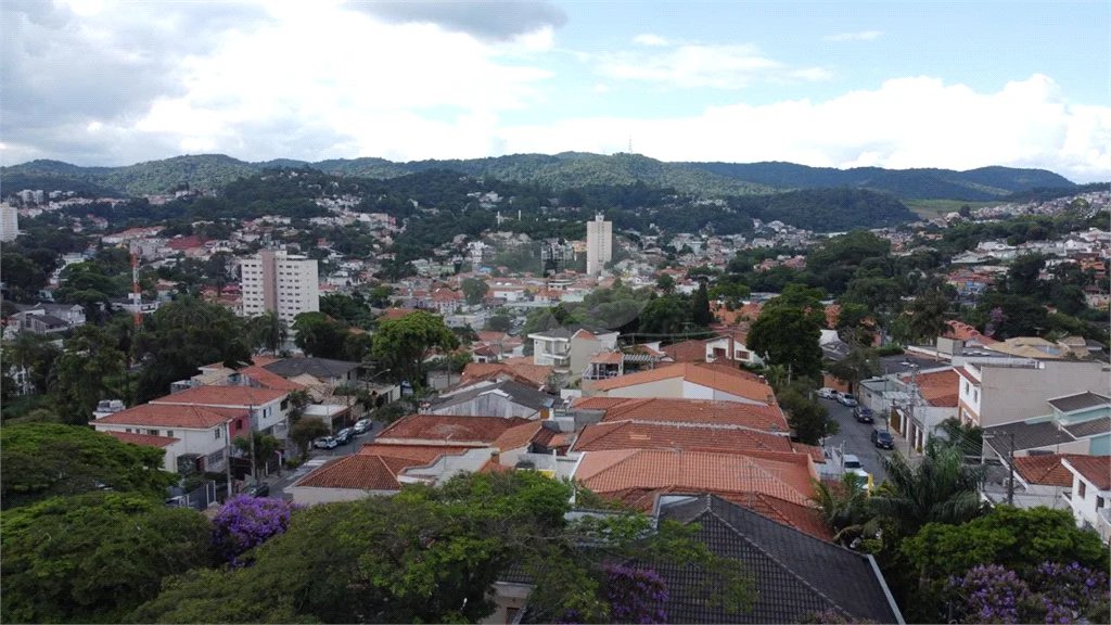 Lindo sobrado, possui 3 dormitórios, sendo 1 suíte master com sacada, banheira, e 4 vagas