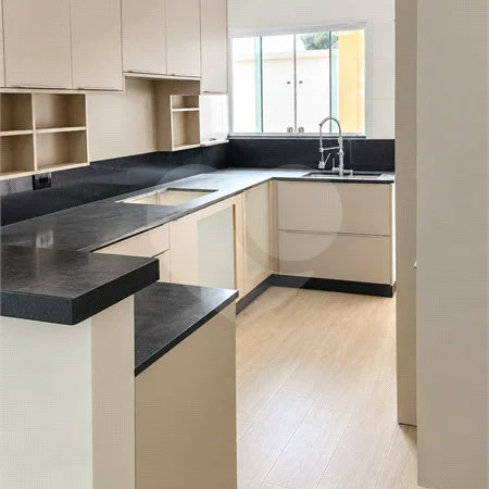 Casa em Condômino com 3 suítes para Locação