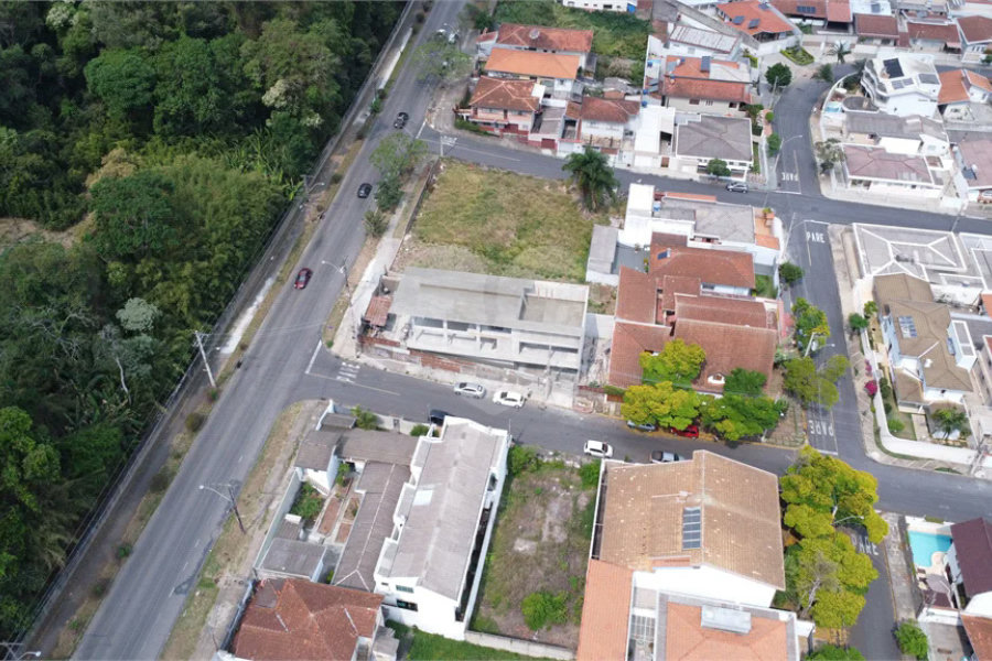 Terreno 300m² à Venda próximo ao centro á poucos metros da Avenida Champagnat