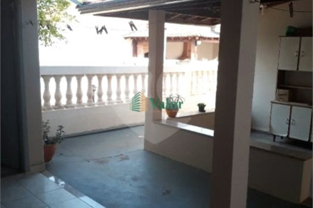 Ampla casa no condomÍnio Parque Fehr, contendo: