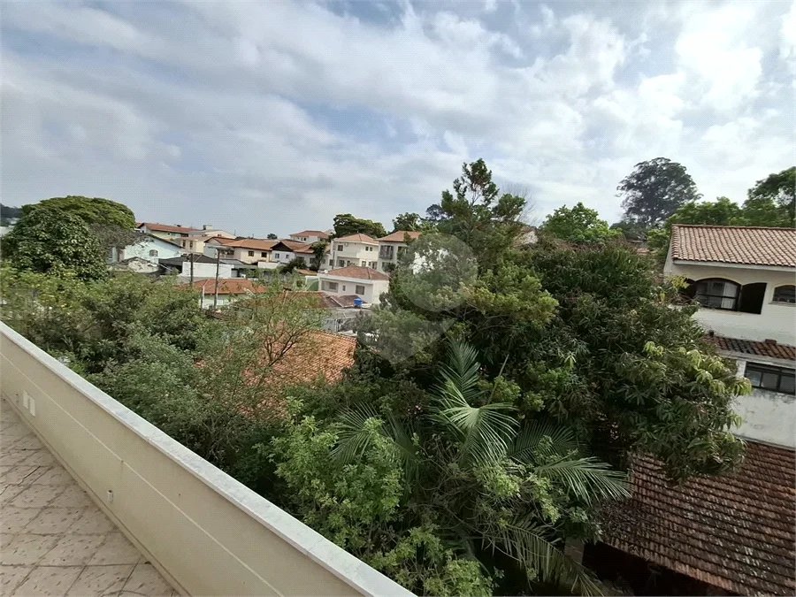 Casa à venda com 3 quartos, sendo 1 suíte, no condomínio Vila Arnoni, São Paulo - SP