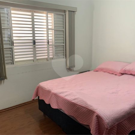 Casa térrea com 3 suítes.