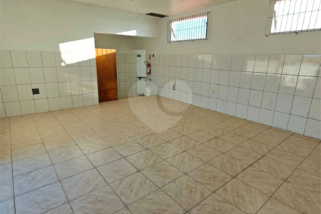 ?Oportunidade Única em São Carlos: Salão Comercial + Casa Independente nos Fundos – Ideal para Investidores!