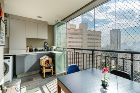 Apartamento a venda na Rua Gaspar Lourenço totalmente reformado - 2 quartos, varanda