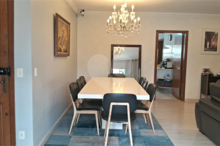 Apartamento a venda na Aclimação com 4 dormitórios e 2 vagas.