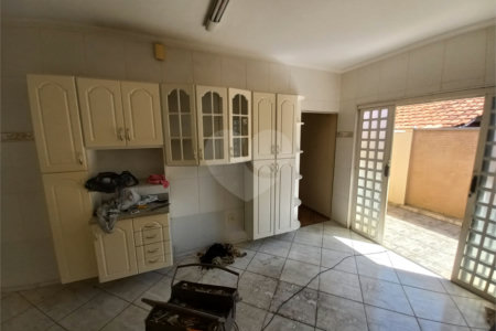 Casa térrea com 3 dormitórios, sendo 1 suíte.