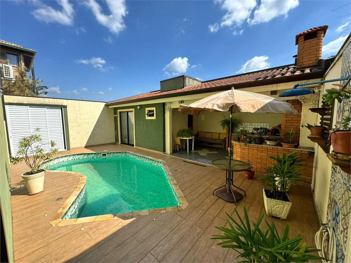 Casa à venda com 3 quartos, sendo 1 suíte, no condomínio Residencial Jardim das Flores 1510, Cotia - SP