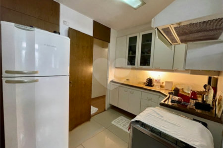 Apartamento com 3 dormitórios e 1 vaga fixa, em região tranquila perto da Av. Washingtonís e de diversos serviços. Ideal para quem quer morar bem e com comodidade.