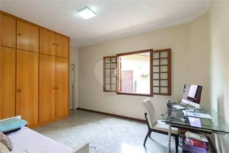 Casa com 3 dormitórios sendo 3 suítes com 03 vagas de garagem.
