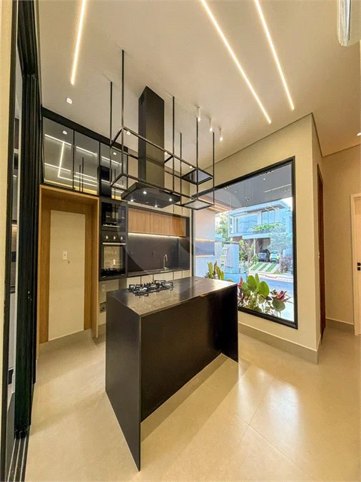 Indaiatuba - Condominio Sapezal - R$ 2.400.000,00 - Área Total 360,00 m² - Área Construída 213,32 m² - TÉRREA - 03 suítes sendo a master com closet; - Escritório; Lavabo; Cozinha com cooktop e planejados; Gourmet com churrasqueira; Ambientes preparados para ar condicionado; Piscina com cascata,