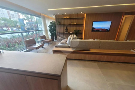 Apartamento na Mooca Vende de 4 dormitórios e 2 suítes ou com 3 suítes e sala ampliada, com área útil de 157,70 m², duas vagas de garagem.Condomínio Com lazer completo.Aceita e estuda Permuta.