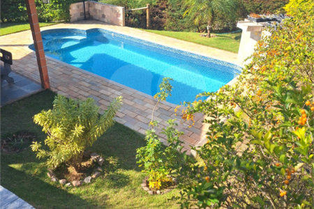 Casa em condomínio fechado com 03 dormitórios, churrasqueira e piscina em Bom Jesus dos Perdoes sp