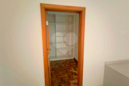 Exclusividade e Sofisticação no Swiss Park: O Sobrado Perfeito em São Carlos, com, 3 suites,2 salas, área Gourmet, persianas blackout automatizadas.