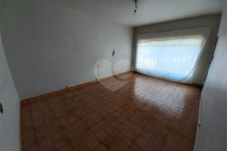 Casa Térrea com 3 dormitórios, sendo 1 suíte.