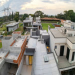 Indaiatuba - Condominio Sapezal - R$ 2.400.000,00 - Área Total 360,00 m² - Área Construída 213,32 m² - TÉRREA - 03 suítes sendo a master com closet; - Escritório; Lavabo; Cozinha com cooktop e planejados; Gourmet com churrasqueira; Ambientes preparados para ar condicionado; Piscina com cascata,