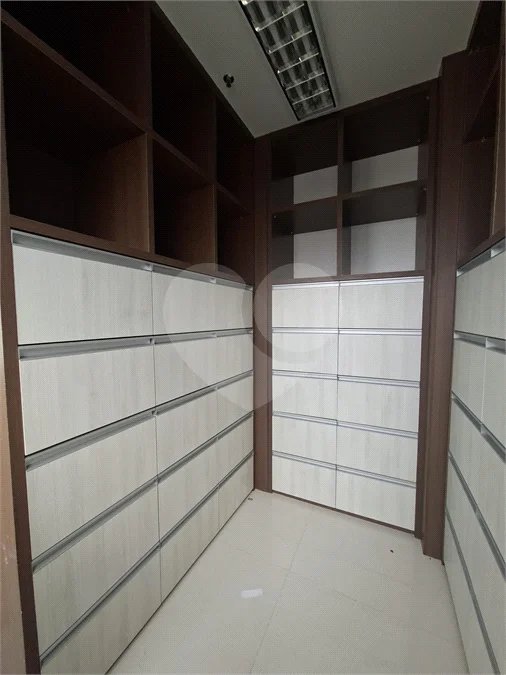 SALA COMERCIAL DE 90 M² COM 12 BAIAS, SALA DE REUNIÃO, AR-CONDICIONADO CENTRAL E 2 VAGAS!