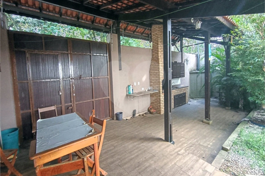 SOBRADO DE 426,0 M² COM 04 SUITES, SALÃO DE FESTAS, 06 VAGAS,06 BANHEIROS E PISCINA PARA LOCAÇÃO OU VENDA NO BARRO BRANCO