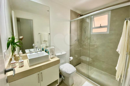 Apartamento de 03 dormitórios sendo 1 suíte e 02 vagas de garagem.