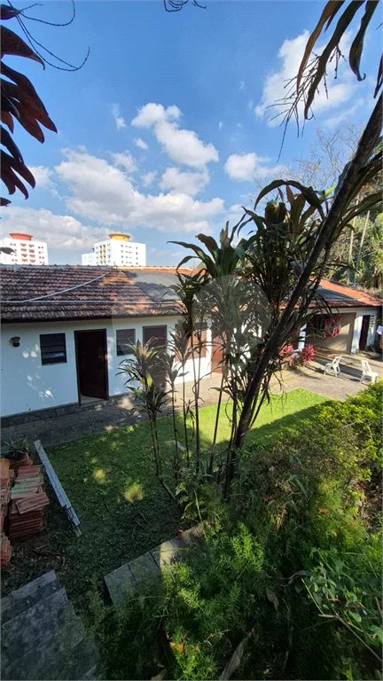 Casa com Piscina, Sauna e Edícula em Rua Arborizada no Tremembé