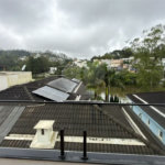 Sobrado de alto padrão no Swiss Park, totalmente reformado, com 4 suítes, piscina, elevador, espaço gourmet, 4 vagas e condomínio com lazer completo.