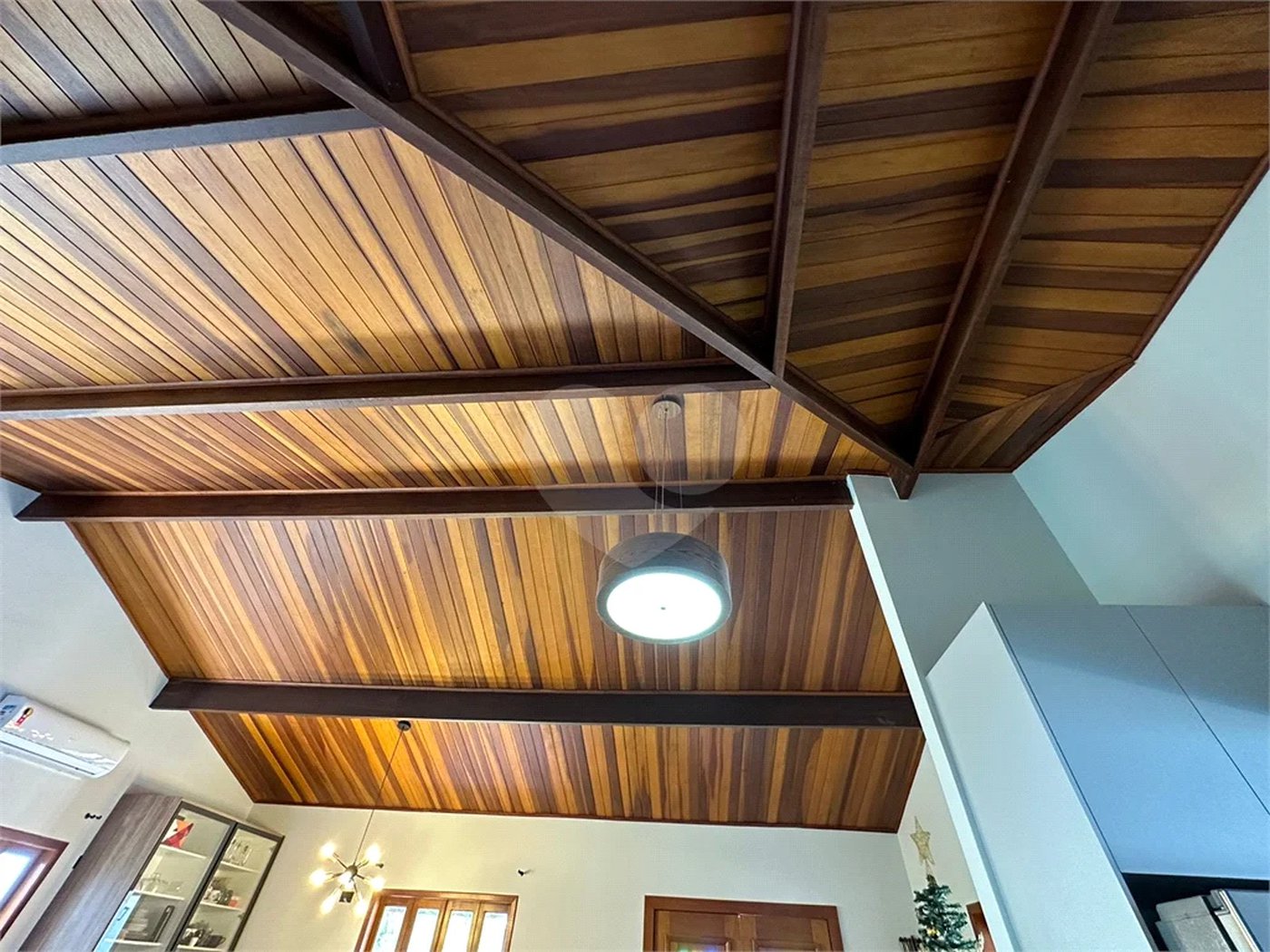 Casa à venda e locação no Condomínio Monte Alegre com 04 suítes.
