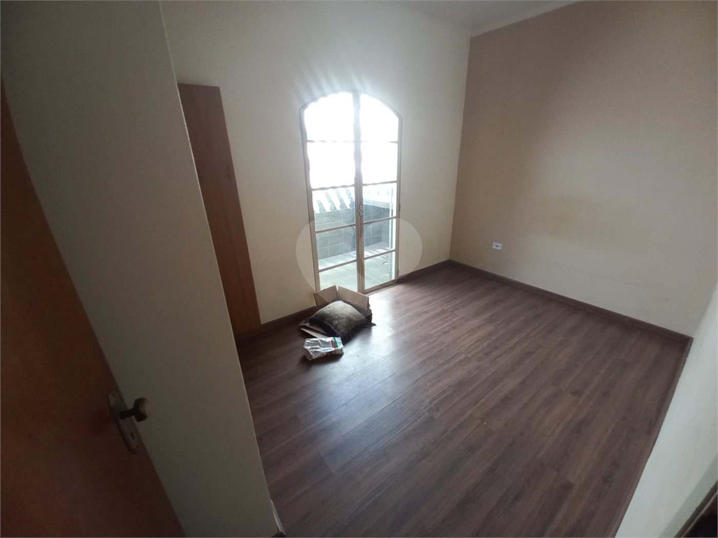 Casa térrea com 3 dormitórios, sendo 1 suíte.