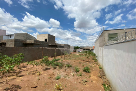 Terreno com 250,00 m² de área total.