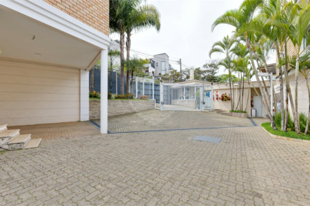 Casa à venda com 4 quartos, sendo 2 suítes, no condomínio Bristol Village, São Paulo - SP