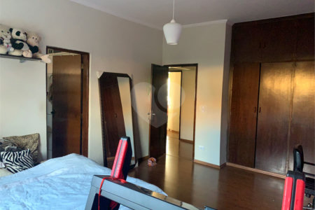 Casa térrea com 3 suítes.