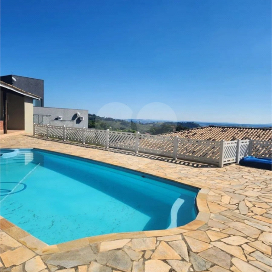 CASA EM CONDOMÍNIO FECHADO COM 220M² Área Construída e 1500m² de Area Total com 4 Suítes. Cond Village de Atibaia - Atibaia -Sp
