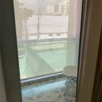 Sobrado com 3 quartos e garagem para 5 veículos.