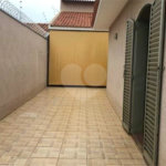 Casa térrea com 3 dormitórios, sendo 2 suítes.