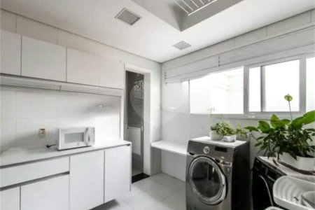 Apartamento de 306m² na melhor região de Moema, 3 suítes, 5 vagas, varanda gourmet, depósito, fora de rota