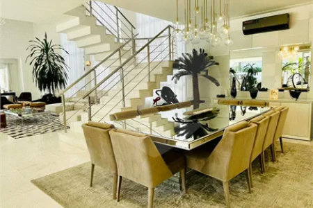 Casa à venda em Tamboré, toda reformada e decorada por arquitetos renomados