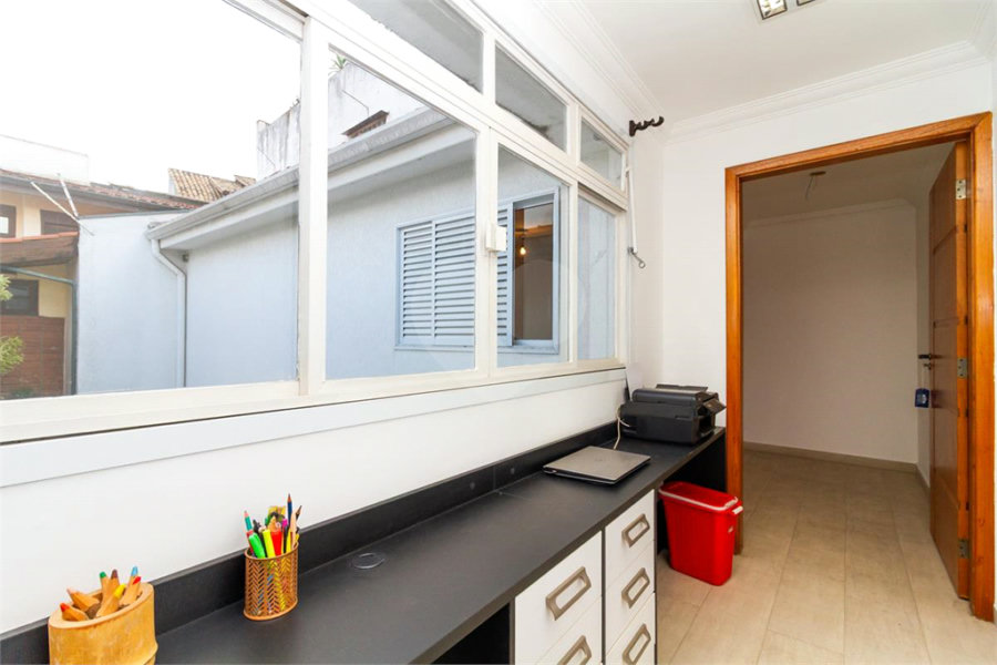 Casa Sobrado à venda com 342 m², 3 dormitórios, sendo 2 suítes, 4 vagas na Vila Mariana - São Paulo.